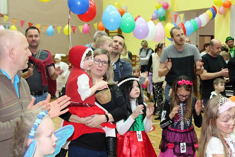 Maškarní merenda s Bárou Ladrovou a jejími plyšovými kamarády v lánské sokolovně.