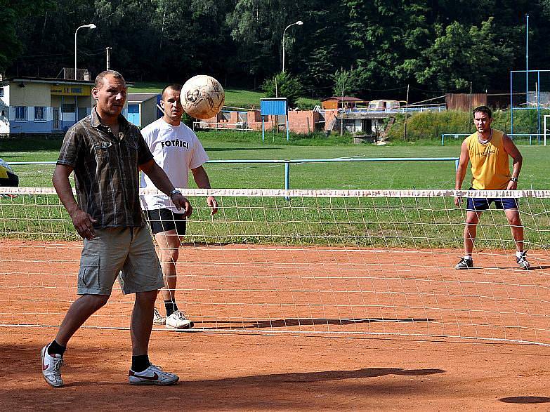 Druhý ročník nohejbalového turnaje pořádaného sdružením Otvovísek se v sobotu uskutečnil hřišti v Otvovicích. 