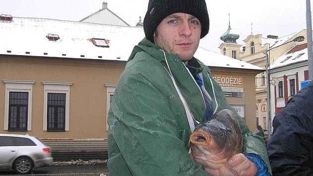 Josef Novák při prodeji vánočních kaprů vsází na teplé oblečení a čaj. Kávu prý nepije a kořalky ho nezahřejí.