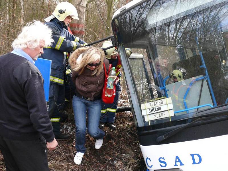 K žádnému zranění naštěstí nedošlo. Cestujícím byl přistaven jiný autobus.