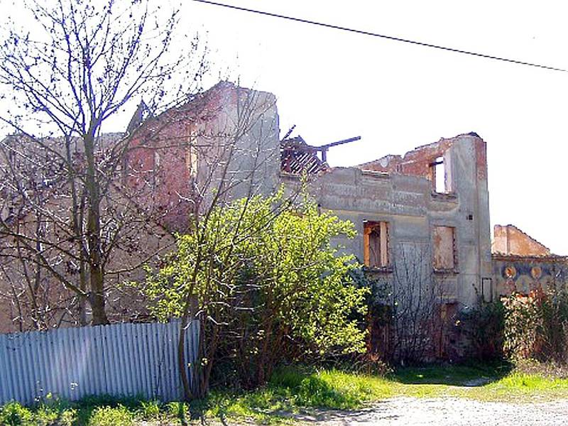 Bývalý Kellnerův mlýn v Klobukách dříve býval chloubou obce. Dnes je z něj objekt, který  kvůli nezájmu majitelů vesnici hyzdí a dokonce hrozí jeho zřícení.