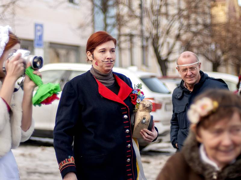 Zatímco předchozí ročníky se herecký soubor Divadla Lampion zúčastňoval masopustního průvodu do hornického skanzenu Mayrau, letošní masopustní oslavy si uspořádali po svém.