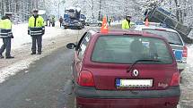 Beze škody nevyvázl ani policejní vůz, do kterého narazil automobil s letními pneumatikami