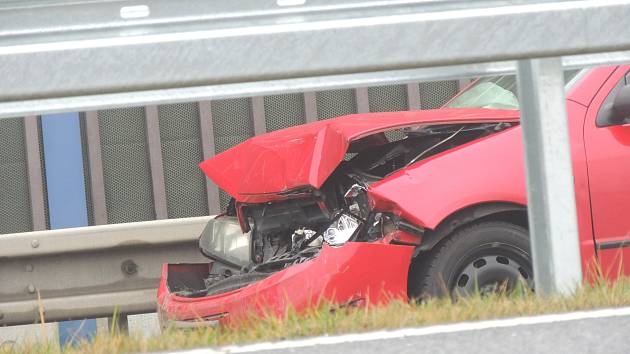 NEJEN POLICISTÉ, ALE I ZÁCHRANÁŘI vyjížděli v pondělí ke třem dopravním nehodám na dálnici D6. 