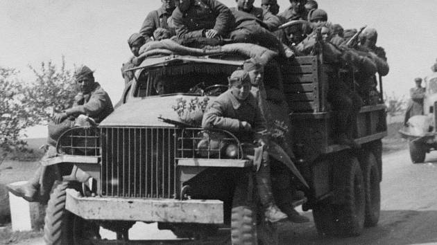SOVĚTŠTÍ VOJÁCI projíždějí Vinařicemi na americkém nákladním automobilu Studebaker, dodaném v rámci zákona o půjčce a pronájmu do SSSR. 