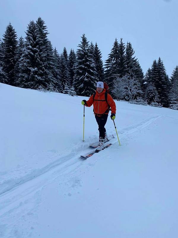 Zalyžovat si lze i bez vleku, skialpinismus má svoje neopakovatelné kouzlo. Výprava na Klínovec.