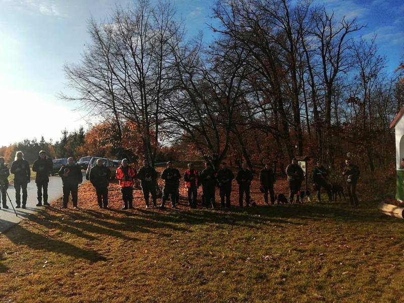 Ze slavnostního zahájení lovecké sezony u kapličky sv. Huberta v lokalitě Na Kaplířce v Unhošti.