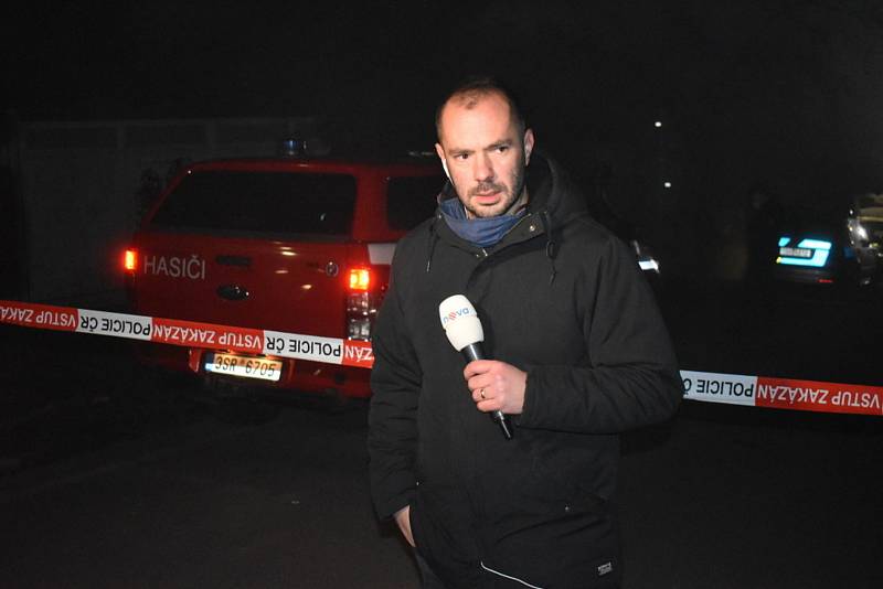 V Líském byli na zahradě rodinného domu nalezeni tři mrtví lidé. V domě  se nacházelo pouze živé roční dítě.