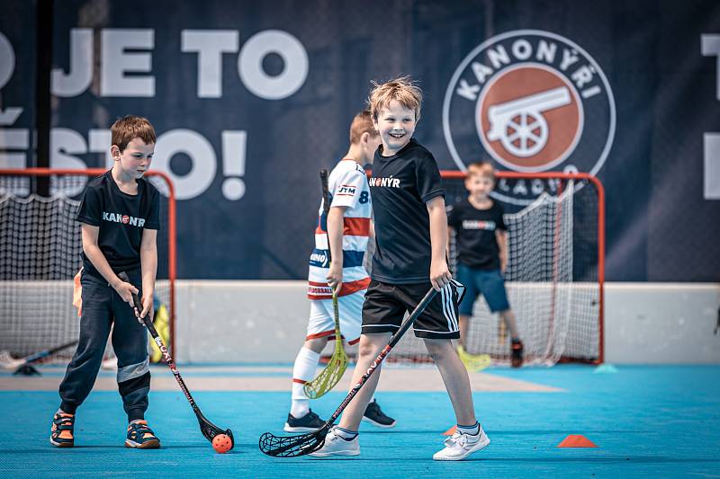 Venkovní  florbalové hřiště otevřely SAMK Kladno na ZŠ Norská. Zúčastnili se radní Jiří Chvojka, ředitel SAMK František Bureš, generální manažer Kanonýrů Kladno Ondřej Riebauer a trenér Jan Pazdera.