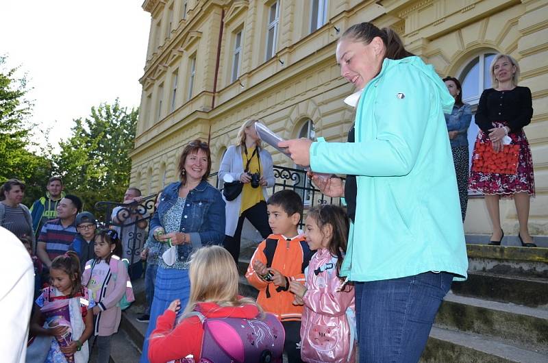 Velvarské školáky přivítala také pilná včelka, děti si užily soutěže i dílničky.