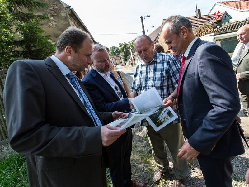 Předání finančního daru Dolanům, Bělokům a Hostouni. Ministr životního prostředí Tomáš Jan podivínský a zástupce Třineckých železáren.