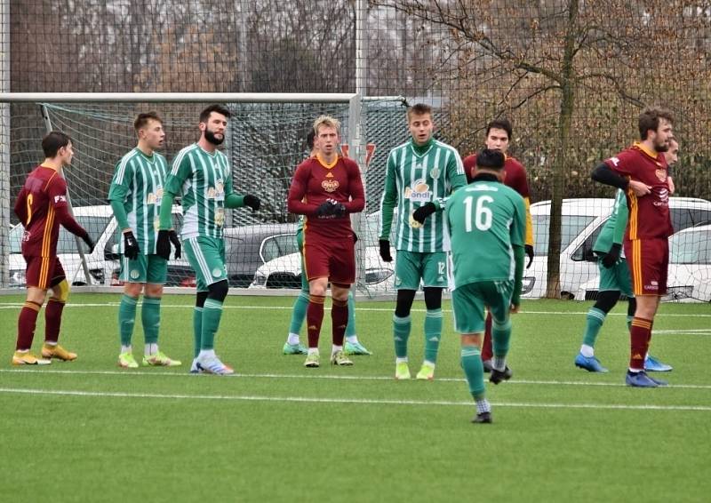 Hostouň (v zeleném) se vrátila do přípravy a remizovala s Duklou B 1:1.