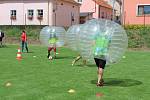 Na fotbalovém hřišti v Brandýsku si lidé vyzkoušeli také fotbal v bublinách.