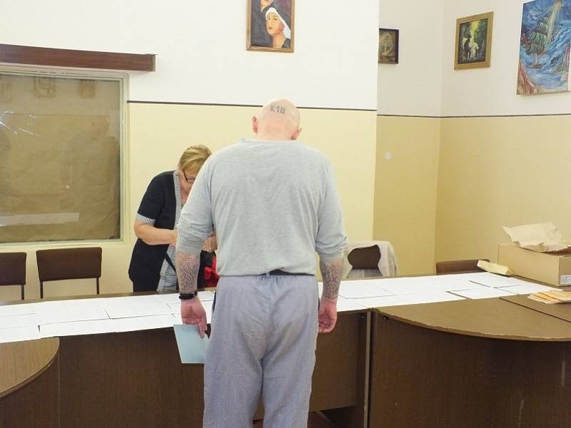 Volby ve věznici Vinařice.