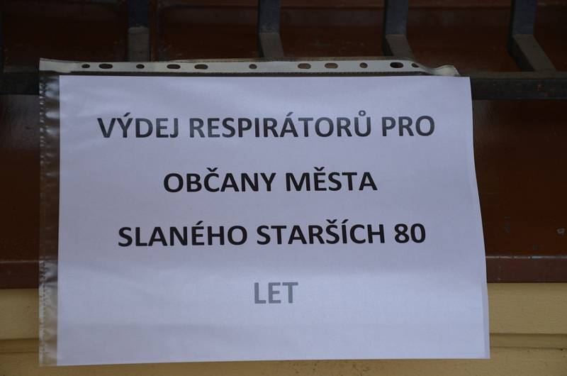 Ve Slaném lidé respirátory nosí vcelku zodpovědně. V knihovně byly ústenky vydávány seniorům zdarma. Jen se po nich zaprášilo. Už nejsou.