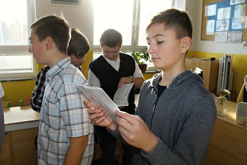 Školáci z Kladna dostali k Vánocům Kindlotéku a hromadu knih.