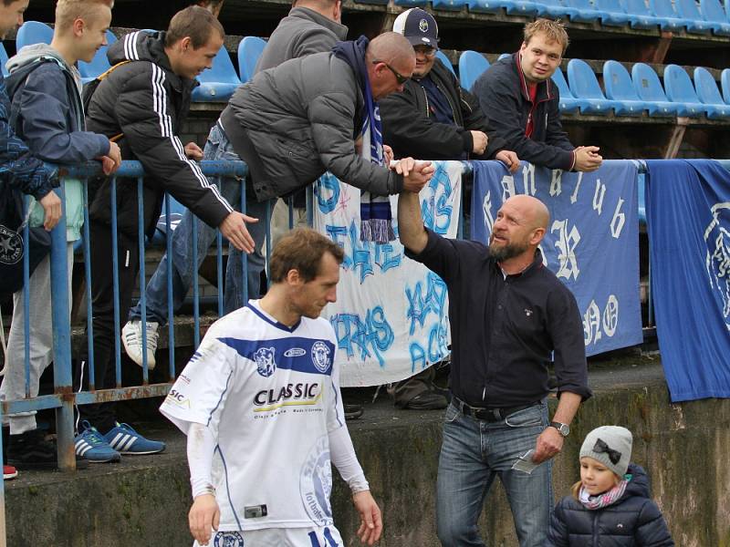 Na závěr podzimní části soutěže na domácím pažitu se přišel rozloučit a poděkovat fanklubu za podporu i Ivan Pihávek // SK Kladno - SK Úvaly 2:0, 2015 A2B - Divize B, 7. 11. 2015