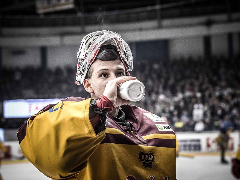 Kladno - Jihlava, čtvrtý zápas play off, hosté vítězí v prodloužení. Brankář Svoboda opět vychytal Dukle výhru.