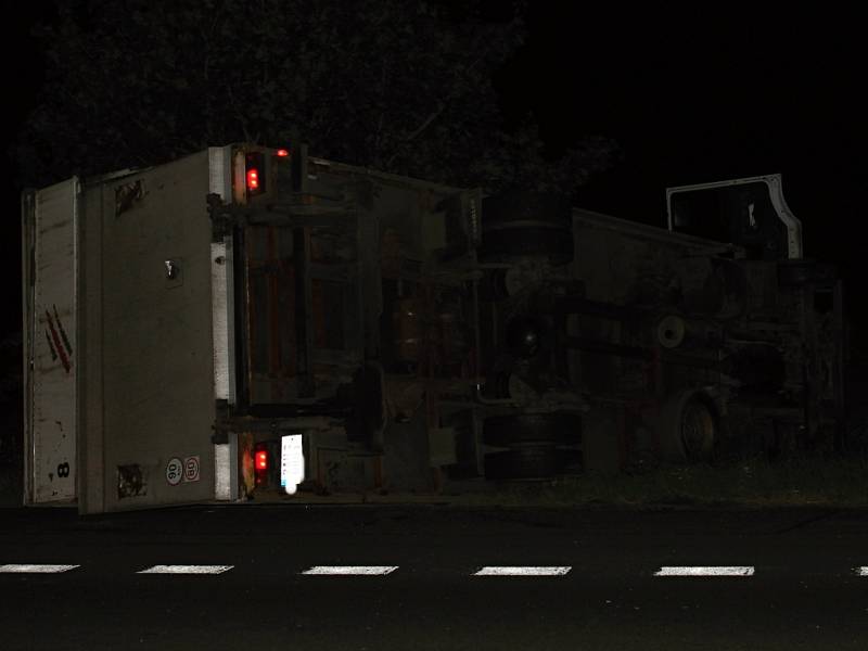 Neznámý muž se vynořil ze tmy a stoupl si rozpažený pod rozjetý náklaďák