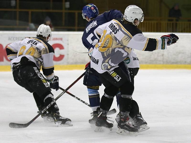 Kladno (v modrém) srolovalo před novým rokem Kadaň na jejím ledě 7:1.