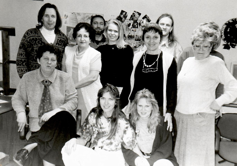 Osazenstvo redakce Kladenského deníku v roce 1997 v dobách svých počátků pod vedením šéfredaktorky Ludmily Koulové (sedící vlevo).