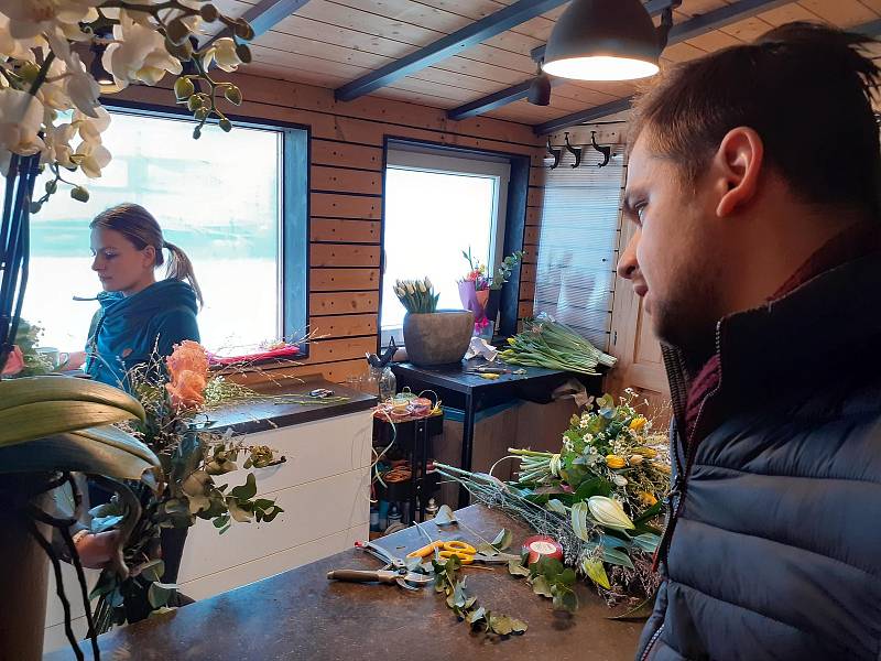 Mezinárodní den žen se i na Kladensku nesl ve znamení květin.