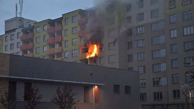 V kladenském paneláku v sobotu ráno hořelo, lidé byli evakuováni -  Kladenský deník