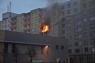 Sobotní ranní požár bytu v paneláku ve Hřebečské ulici 2904 v Kladně.