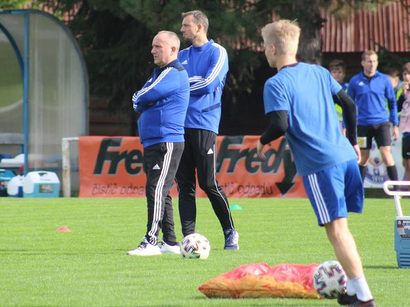 Třetiligový Slovan Velvary přivítal v rámci MOL Cupu mistrovskou Slavii Praha.