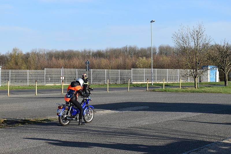 Budoucí řidiči motocyklů z kladenských autoškol se sjeli v neděli na výcvikové ploše u bývalé slánské šachty.