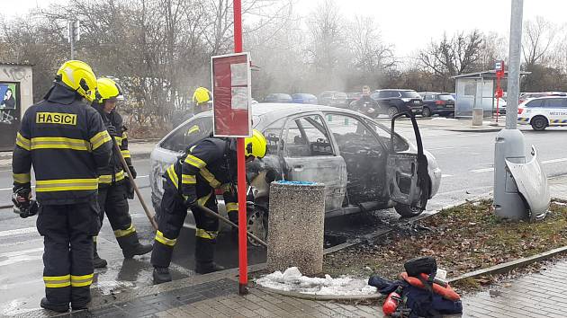Na Kovárně hořelo v pondělí 27. listopadu auto.