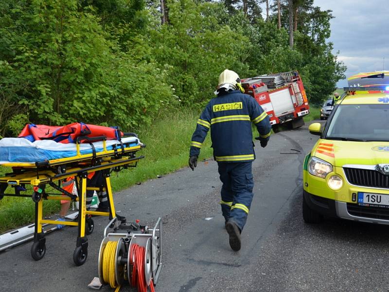 Nehoda mezi Novou Studnicí a Kačicí kde se střetly hasičský vůz a osobní auto.