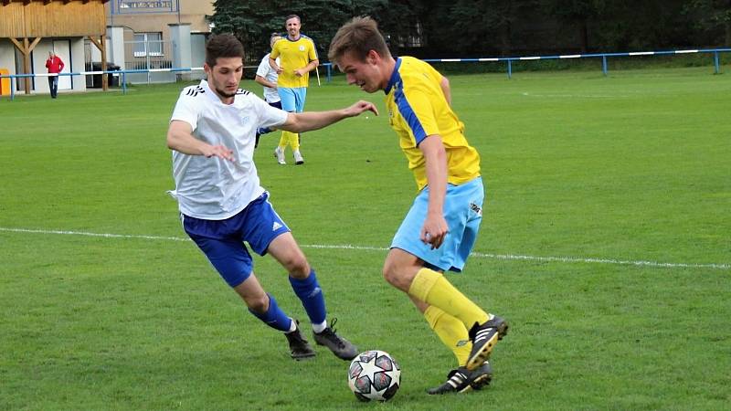 Vyrovnaný zápas I. A třídy vyhráli fotbalisté Velké Dobré (v bílém) - SK Rakovník přehráli 1:0.