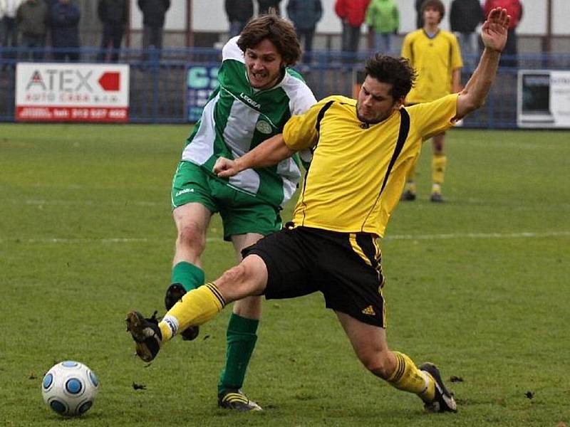 Slaný (ve žlutém) rozdrtilo Tišice 4:0. Blokuje zkušený Majtaník