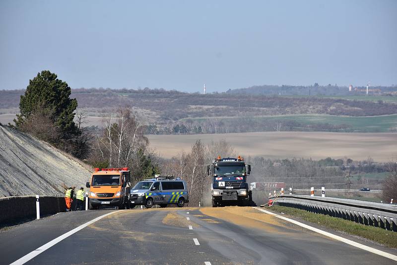 Na dálnici D7 se srazilo osobní auto s nákladním. Řidiče vyprošťovali hasiči.