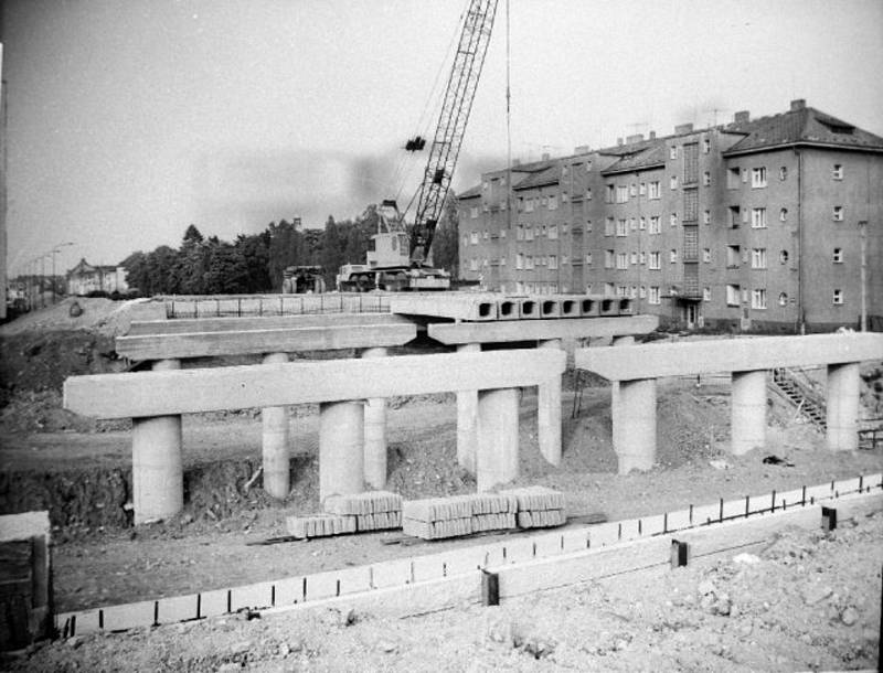 Výstavba rozdělovského mostu v 70. letech minulého století a zahlubování železniční trati pod ním.
