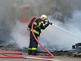 Hasiči likvidovali požár palet v areálu Poldovky.