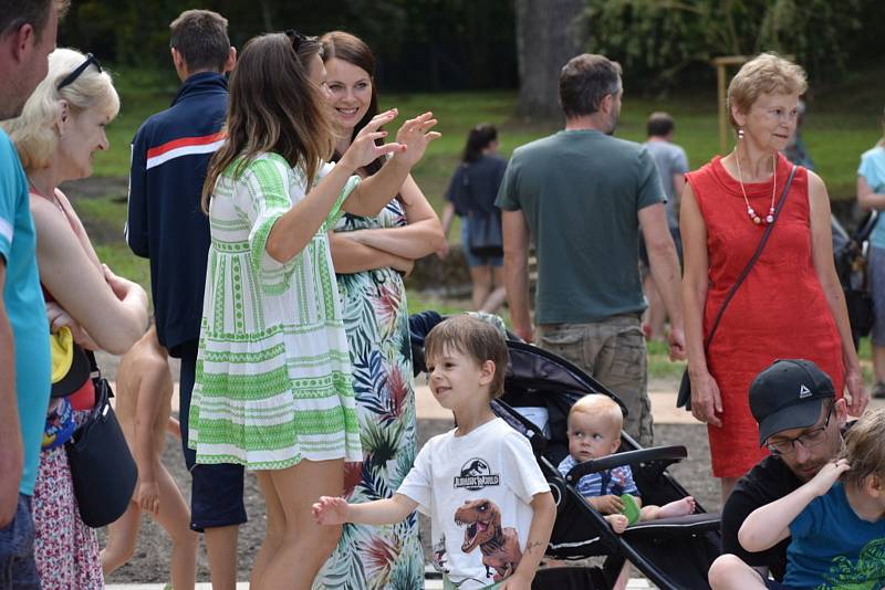 Ze slavnostního otevření prvorepublikové Kumpánovy zahrady ve Slaném veřejnosti.