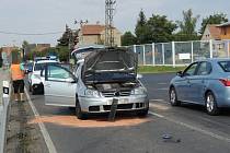 U křižovatky mezi Unhoští a Jenčí srazil řidič golfu motorkáře.