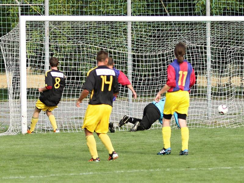 V Lidicích proběhl turnaj k 70. výročí lidické tragédie // Kamenné Žehrovice (modročervené dresy) poměřily síly s Tuchoměřicemi.