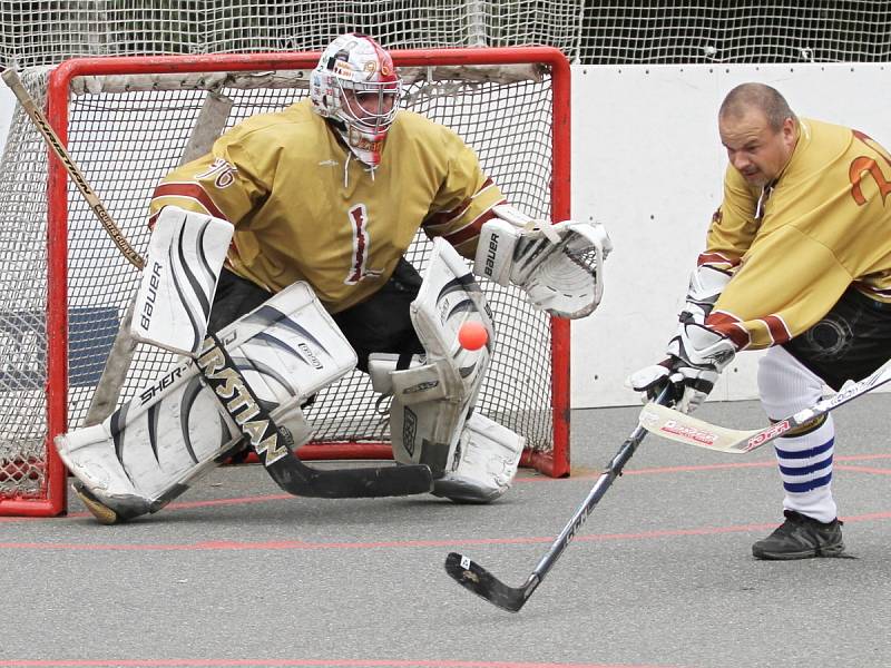 Kladno hostilo 23.-24. 8. 2014 hokejbalový turnaj veteránů (Č. Budějovice - Legendy /SR/)