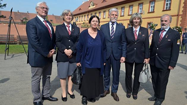 Za kladenské legionáře Eva Armeanová, Stanislav Pítr, Ivo Bedrna, Helena Ganická, Miroslava a Stanislav Čížkovi.