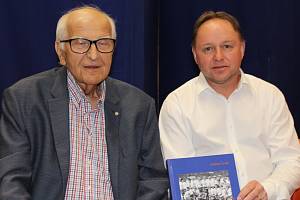 Slavnostní křest knihy Sport na Kladně, tam se autor Otakar Černý sešel i  s Pavlem Paterou, který pod ním hrával jako malý kluk. 