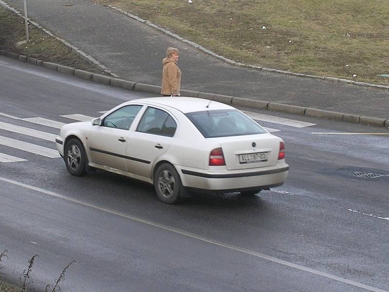 Chodci na přechodech většinou čekají na zastavení automobilu marně. Na sledovaných místech zastavil v průměru až pátý řidič.  Smutným rekordem bylo projetí kolony osmi  vozidel, z nichž ani jedno chodci nezastavilo. 