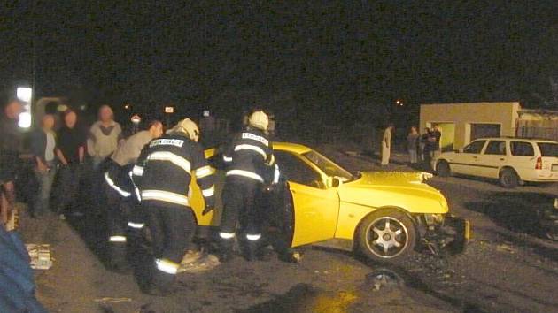 Při vážné dopravní nehodě, ke které došlo ve středu večer ve Stochově-Slovance, se zranilo pět lidí. Nejhůře dopadla dvacetiletá údajně těhotná žena. 