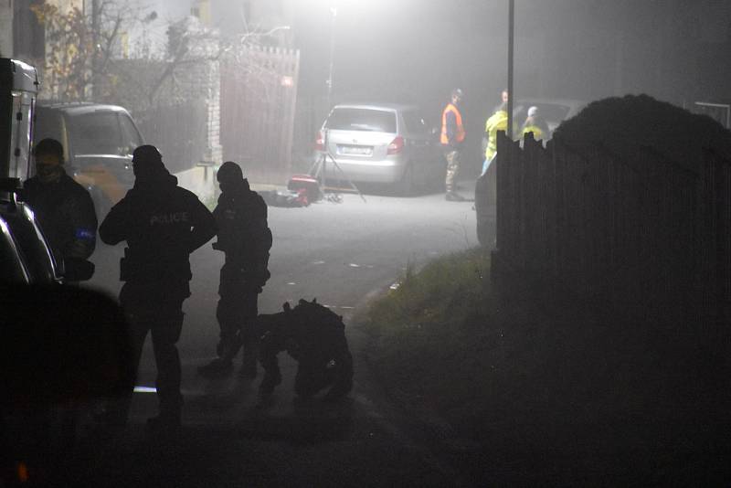 Policejní zásah v obci Líský po nálezu tří mrtvých těl.