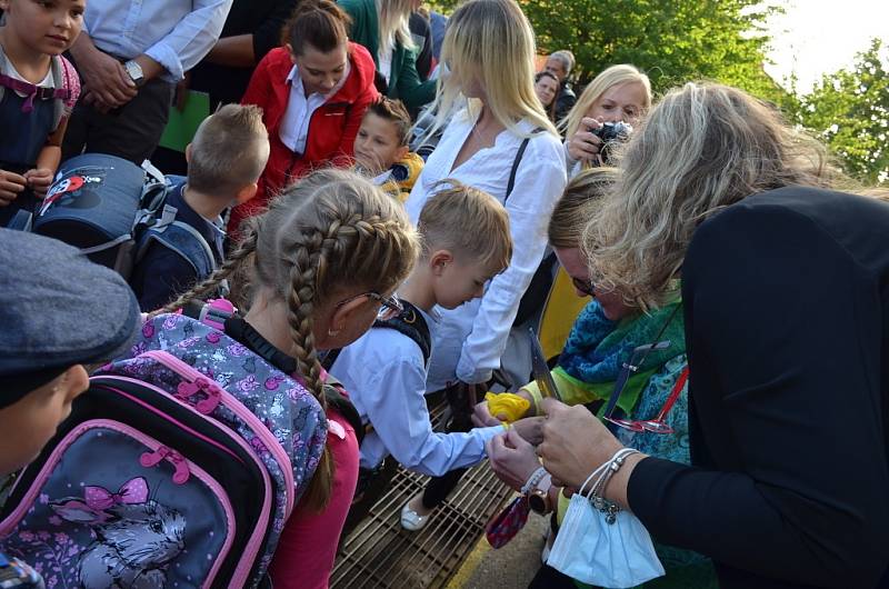 Velvarské školáky přivítala také pilná včelka, děti si užily soutěže i dílničky.