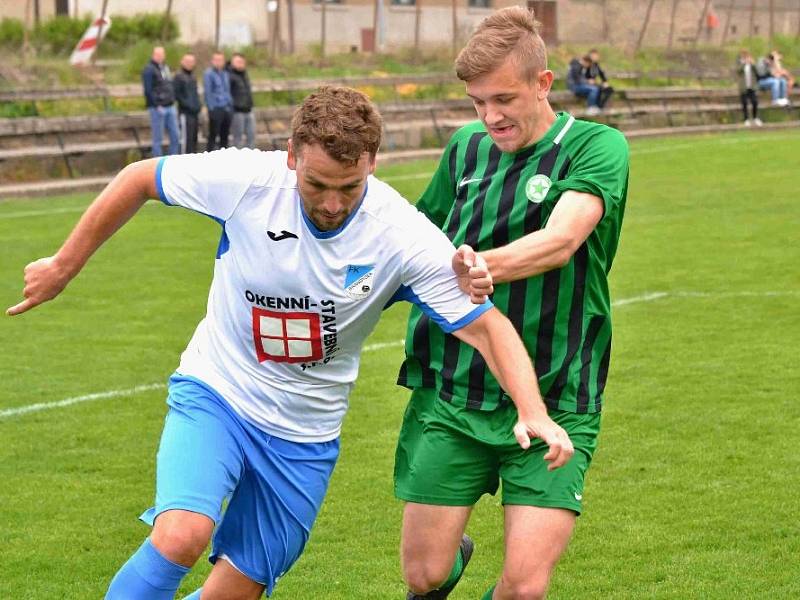 Brandýsek (v bílém) nedal šanci Kročehlavům a vyhrál 3:0.