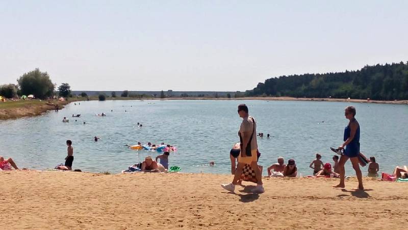 Slaňáci a Kladeňáci se jezdí osvěžit například také do pískovny v Konětopech. Odvážní se koupou i bez plavek.