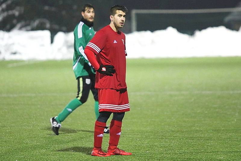 Tatran Rakovník (v zeleném) porazil v Rynholci za velkého deště Libušín 2:1.